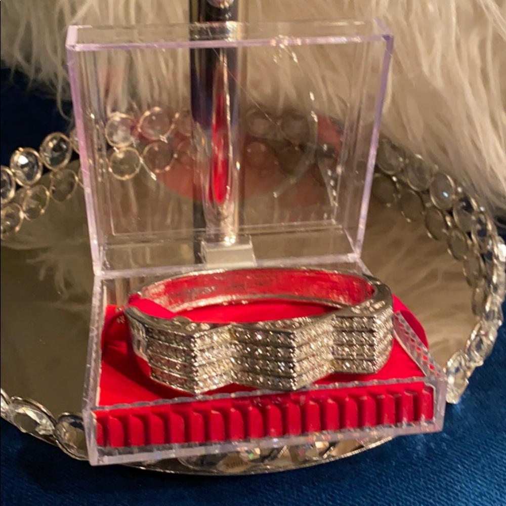 Gorgeous bangle style bracelets with a zigzag!